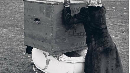 Aus dem Osten. Vertriebene treffen im Lager Allach bei München ein. Foto: Ernst Grossar/bpk