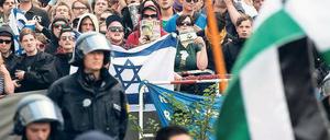 Rote Linie. Polizisten trennen am Al-Kuds-Tag im Sommer 2014 in Berlin anti-israelische Demonstranten und Pro-Israel-Aktivisten. Zum diesjährigen Al-Kuds-Tag am 11. Juli hat ein breites Bündnis jetzt erneut zu einer Gegendemonstration in Berlin aufgerufen.