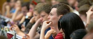 Studierende im Hörsaal.