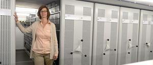 Birgit Jooss im Magazin am Robert-Koch-Platz.