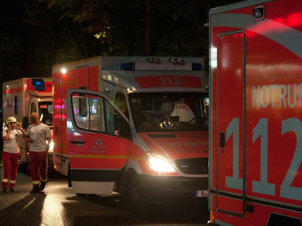 Für die Rettungskräfte war es ein Großeinsatz. Glücklicherweise wurden nur ein Bewohner und zwei Polizisten verletzt. Ein Mensch starb jedoch in den Flammen.