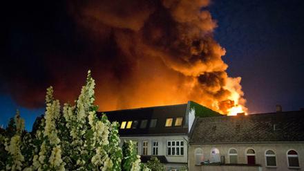 Der Dachstuhl des Pflegeheims in der Sonnenallee brannte lichterloh, die Flammen und die Rauchwolke waren weithin zu sehen.