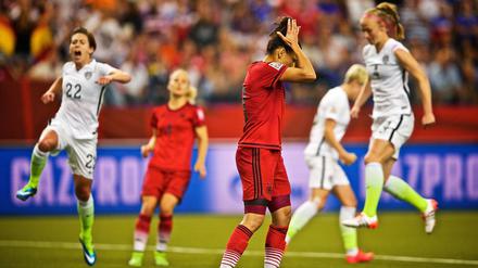 Celia Sasic (MItte) reagiert nach ihrem verschossenen Elfmeter im Halbfinale gegen die USA.