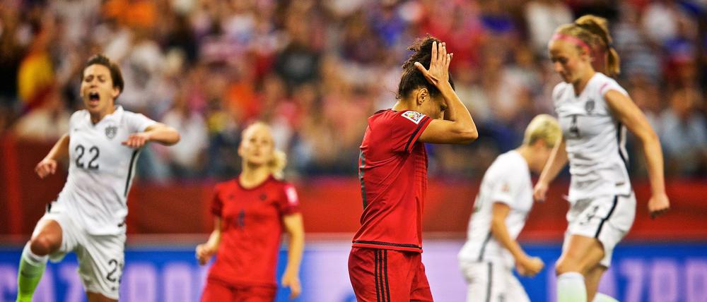Celia Sasic (MItte) reagiert nach ihrem verschossenen Elfmeter im Halbfinale gegen die USA.