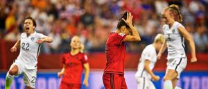 Celia Sasic (MItte) reagiert nach ihrem verschossenen Elfmeter im Halbfinale gegen die USA.