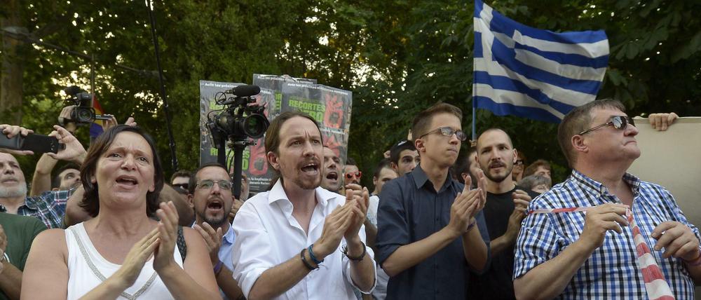 Die linke Protestbewegung Podemos mit ihrem Chef Pablo Iglesias (2.v.l.) unterstützt Griechenlands Kurs.