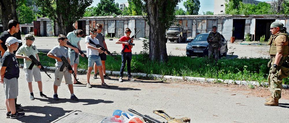 Ein Land im Krieg: In einem militärischen Trainingscamp in Odessa lernen Kinder im Alter von zehn bis 16 Jahren den Umgang mit Waffen.