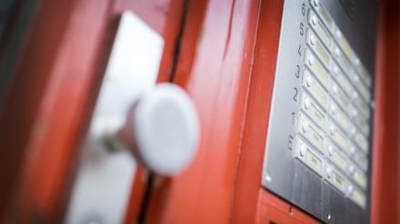 Klingelschilder neben der Eingangstür eines Mehrfamilienhauses