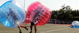 Beim Bubble Football geht's rund.