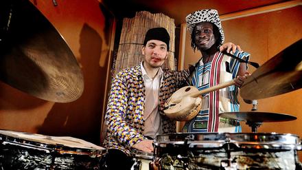 Schlagzeuger Max Weissenfeldt und der ghanaische Griot Guy One, die zusammen bei den Polyversal Souls spielen.