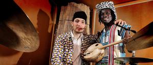 Schlagzeuger Max Weissenfeldt und der ghanaische Griot Guy One, die zusammen bei den Polyversal Souls spielen.