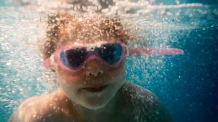Unter Wasser bieten sich auch schon für eine Fünfjährige nochmal ganz neue Perspektiven. 