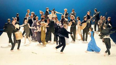 Verschmelzung. Sänger, Tänzerinnen und Musiker drehen sich zum Finale im Kreis. 
