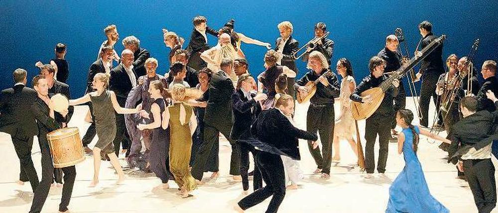Verschmelzung. Sänger, Tänzerinnen und Musiker drehen sich zum Finale im Kreis. 