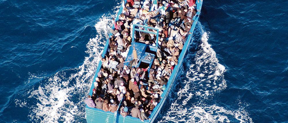 Ein Flüchtlingsboot auf dem Mittelmeer vor der Küste Italiens
