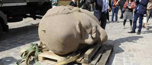 Zitadelle, 2015. Stadtrat Hanke holt den Lenin-Kopf vom Laster.