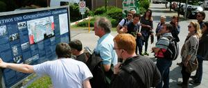 Berlin, hinter den Ministergärten, das Gelände des ehemaligen Führerbunkers mit einer Schautafel und Touristen.