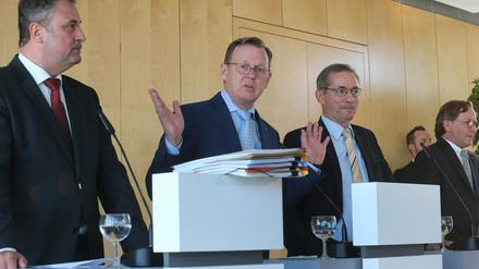 Einig. Die Schlichter, Brandenburgs ehemaliger Ministerpräsident Matthias Platzeck (2.v.r. - SPD) und Thüringens Ministerpräsident Bodo Ramelow (Die Linke - 2.v.l.), stellen in Berlin gemeinsam mit Bahn-Personalvorstand Ulrich Weber (r) und GDL-Chef Claus Weselsky das Ergebnis der Schlichtung vor. 