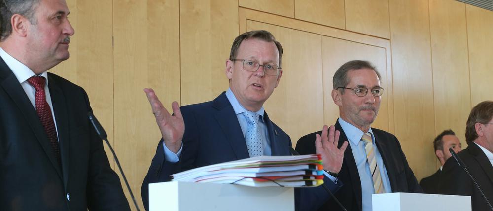 Einig. Die Schlichter, Brandenburgs ehemaliger Ministerpräsident Matthias Platzeck (2.v.r. - SPD) und Thüringens Ministerpräsident Bodo Ramelow (Die Linke - 2.v.l.), stellen in Berlin gemeinsam mit Bahn-Personalvorstand Ulrich Weber (r) und GDL-Chef Claus Weselsky das Ergebnis der Schlichtung vor. 