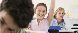 Schulkinder (10-13) sitzen in Klassenzimmer lernen und melden sich. 