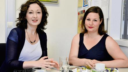 Die Grünen-Fraktionschefinnen Antje Kapek (rechts) und Ramona Pop (lockiges Haar) im Haus Askanischer Platz in Berlin-Kreuzberg.