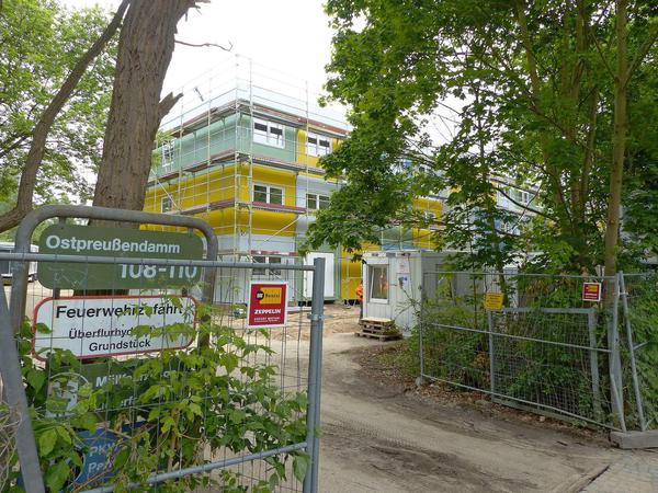 Aufbau der Containerunterkunft für traumatisierte und kranke Flüchtlinge am Ostpreußendamm in Lichterfelde