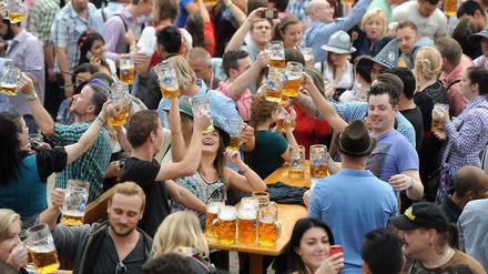 Viel Bier, viel Fröhlichkeit - und kein Rauch: Ausgelassene Stimmung auf dem Oktoberfest.