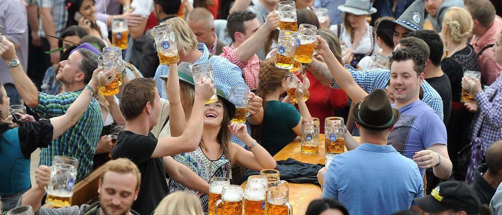 Viel Bier, viel Fröhlichkeit - und kein Rauch: Ausgelassene Stimmung auf dem Oktoberfest.
