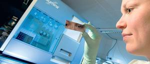 Schau mir in die Gene. Informationen aus medizinischen Datenbanken und über das Erbgut von Tumoren, wie sie mit Genchips (hier am Berliner Max-Planck-Institut für Genetik) gewonnen werden, sollen helfen, die beste Therapie für jeden Patienten zu finden. 