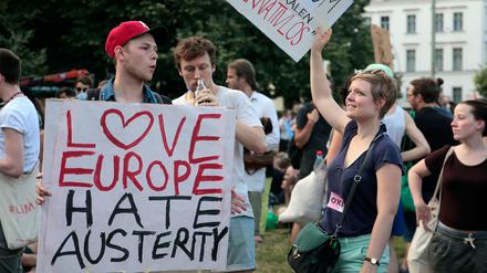 Der Organisation Attac, das Bild zeigt eine Attac-Demosntration am Samstag in Berlin, war die Gemeinnützigkeit aberkannt worden.