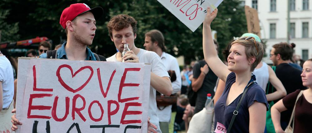 Der Organisation Attac, das Bild zeigt eine Attac-Demosntration am Samstag in Berlin, war die Gemeinnützigkeit aberkannt worden.