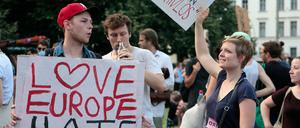 Der Organisation Attac, das Bild zeigt eine Attac-Demosntration am Samstag in Berlin, war die Gemeinnützigkeit aberkannt worden.
