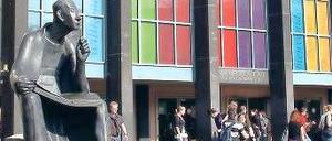 Studierende vor der Universität Köln.
