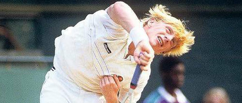Boris Becker beim Aufschlag in Wimbledon: Vor 30 Jahren gewann der Deutsche mit nur 17 Jahren das Turnier auf Rasen.