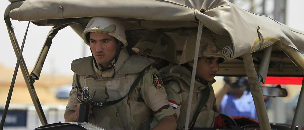Ägyptische Sicherheitskräfte sind auf dem Sinai von militanten Kämpfern angegriffen worden.