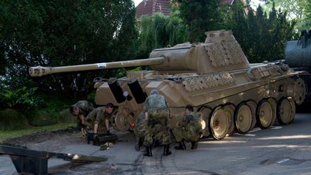 Ein "Panther" Kampfpanzer wird in Heikendorf nahe Kiel zum Abtransport vorbereitet.