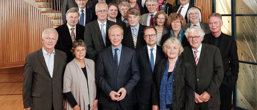 Gruppenbild mit Intendant. WDR-Chef Tom Buhrow (erste Reihe, Dritter von links) inmitten des Rundfunkrates 