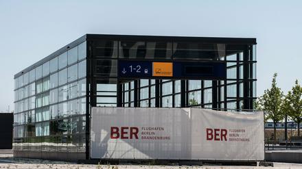 Sichtplanen und Baugitter verhindern in Berlin den Zugang zu den Bahngleisen am Hauptstadtflughafen in Schönefeld. Im Zuge der Sanierung der alten Nordbahn muss auch die Rollbahn mit der Bezeichnung «Taxiway Charlie» ausgebaut werden. Dafür seien Wartungshallen von Lufthansa und Bombardier abzureißen und zu verlagern, sagte Brandenburgs Flughafen-Koordinator Bretschneider am Montag im Landtag. Das werde 30 Millionen Euro kosten. 