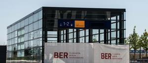 Sichtplanen und Baugitter verhindern in Berlin den Zugang zu den Bahngleisen am Hauptstadtflughafen in Schönefeld. Im Zuge der Sanierung der alten Nordbahn muss auch die Rollbahn mit der Bezeichnung «Taxiway Charlie» ausgebaut werden. Dafür seien Wartungshallen von Lufthansa und Bombardier abzureißen und zu verlagern, sagte Brandenburgs Flughafen-Koordinator Bretschneider am Montag im Landtag. Das werde 30 Millionen Euro kosten. 