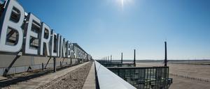 Blick vom Dach des Terminalgebäudes des neuen Hauptstadtflughafens Berlin Brandenburg.