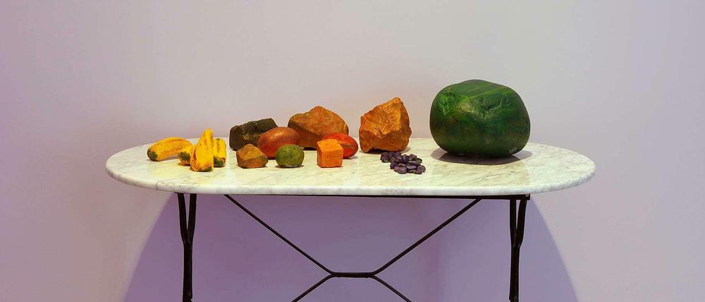 Jimmie Durham, Still Life with Architectural Elements  (2000), Ausstellungsansicht Neuer Berliner Kunstverein, 2015