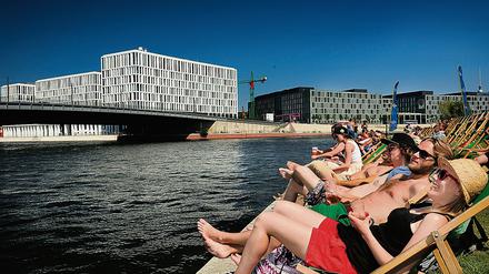 Während sich Müßiggänger am Wasser sonnen, brüten die Berater von PricewaterhouseCooper in ihren neuen Büros am Humboldthafen eins.