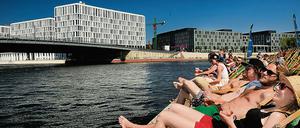 Während sich Müßiggänger am Wasser sonnen, brüten die Berater von PricewaterhouseCooper in ihren neuen Büros am Humboldthafen eins.