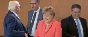 Fröhlich ans Werk, aber dann im Dissens: die Kanzlerin und ihr Vizekanzler, der Außenminister und (im Hintergrund) CSU-Mann Gerd Müller.