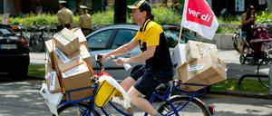 Weil viele Mitarbeiter streiken, kommt die Post derzeit nur verspätet an - wenn überhaupt.