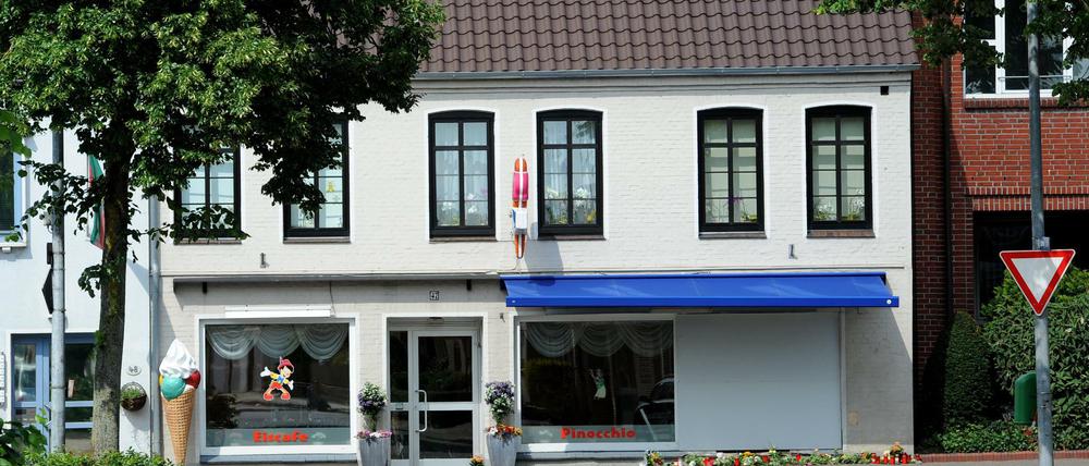 Grablichter, Blumen und Stofftiere liegen am Montag vor dem Eiscafe' "Pinocchio" in Bremervörde (Niedersachsen) zum Gedenken an die zwei Todesopfer eines Unfalls, bei dem ein Auto am Sonntagabend in die Eisdiele gerast war.
