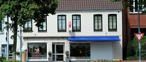 Grablichter, Blumen und Stofftiere liegen am Montag vor dem Eiscafe' "Pinocchio" in Bremervörde (Niedersachsen) zum Gedenken an die zwei Todesopfer eines Unfalls, bei dem ein Auto am Sonntagabend in die Eisdiele gerast war.