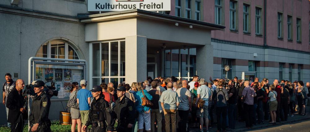 Warten auf Einlass. Bürgerversammlung am Montagabend in Freital.