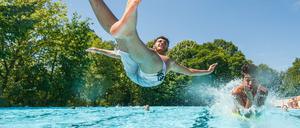 Spaß im Freibad. Die Hitze kann aber auch zu Problemen führen, bei denen dann die Polizei eingreifen muss.