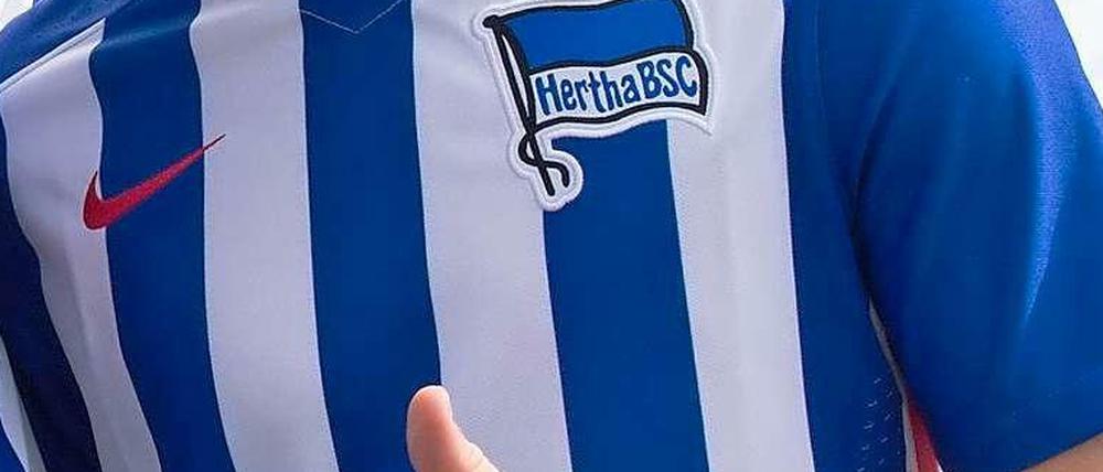 Dieses Foto zeigt das sponsorenfreie Trikot von Zugang Mitchell Weiser. Offenbar ist der Klub nun bei der Suche nach einem neuen Sponsor fünfig geworden.